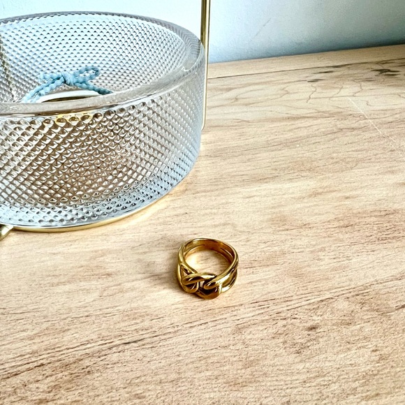 Elegant 18k Gold Ring (Waterproof) - Picture 4 of 4